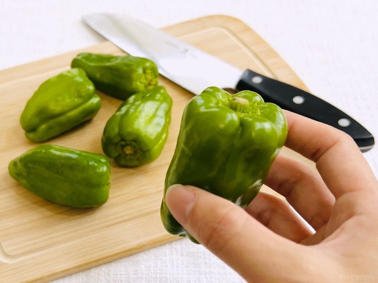 ピーマンを手で持っている様子