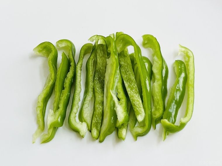 ピーマンを繊維に沿って切った様子