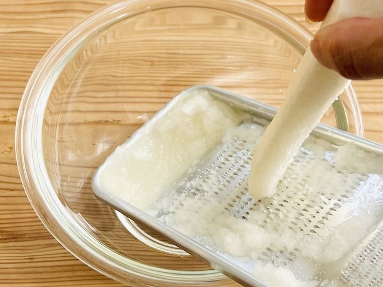 大根をすりおろしている様子