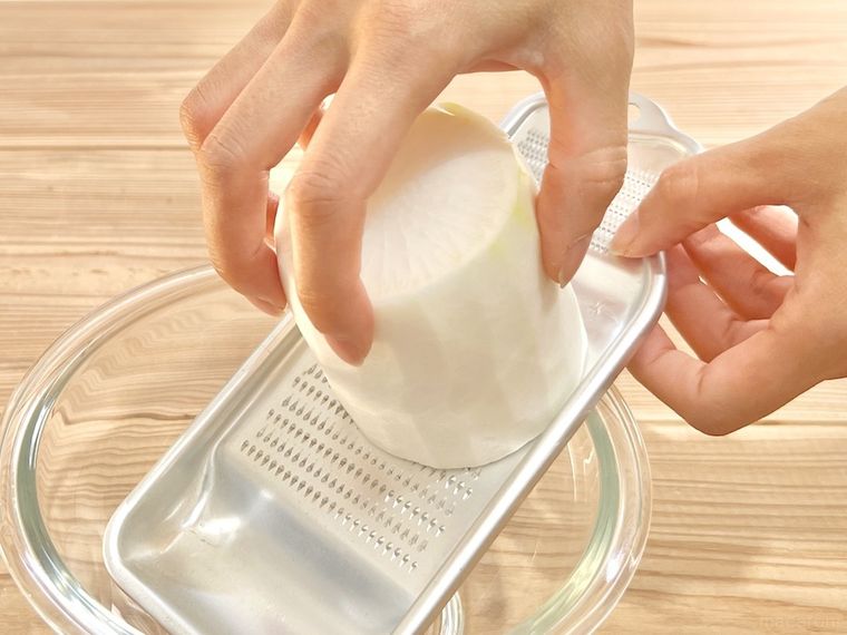 大根をすりおろしている様子