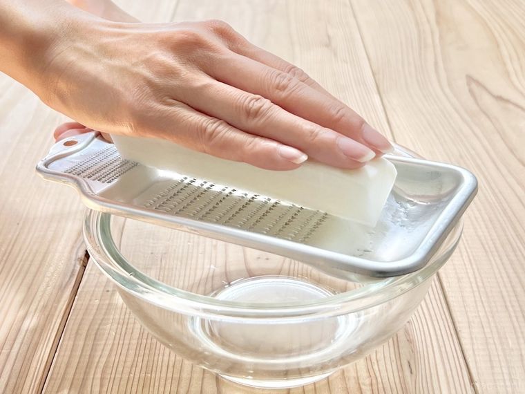 大根をすりおろしている様子