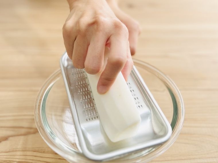 大根をすりおろしている様子