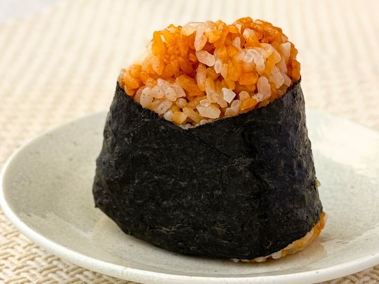 パッケージから取り出した「直巻おむすび たらこバター醤油」