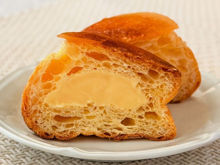 半分にカットした7プレミアム ブリュレデニッシュ カスタード