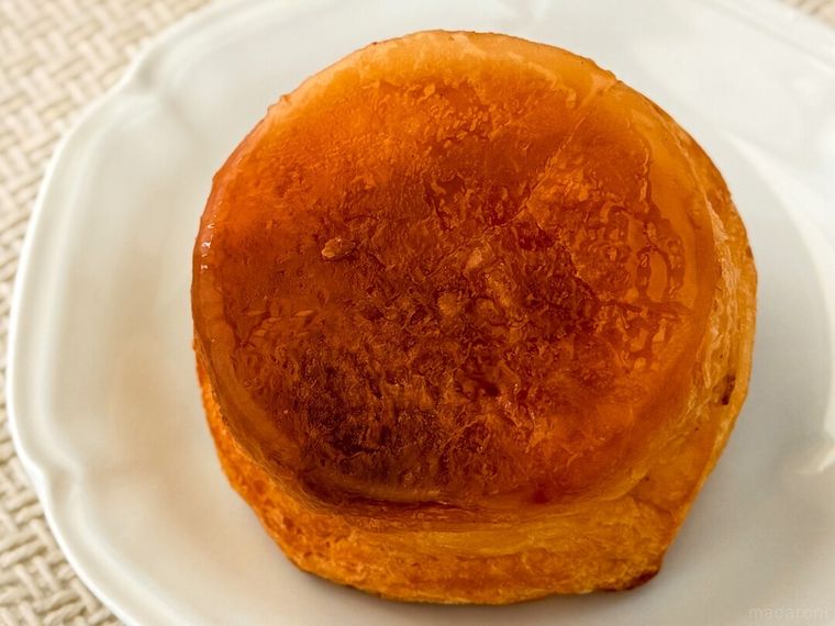 白皿にのった7プレミアム ブリュレデニッシュ カスタード