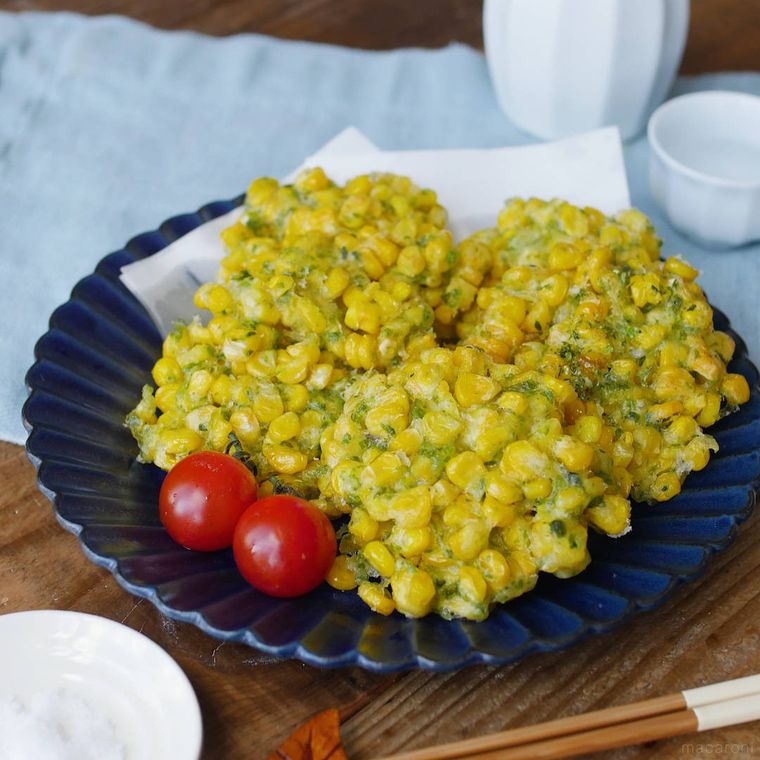 青色の菊型の皿に盛られたとうもろこしの天ぷら