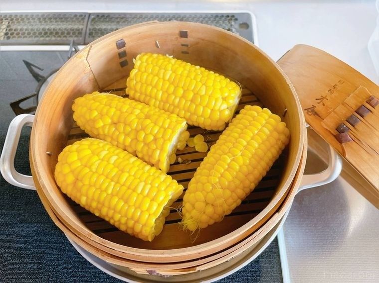 せいろで蒸したとうもろこし
