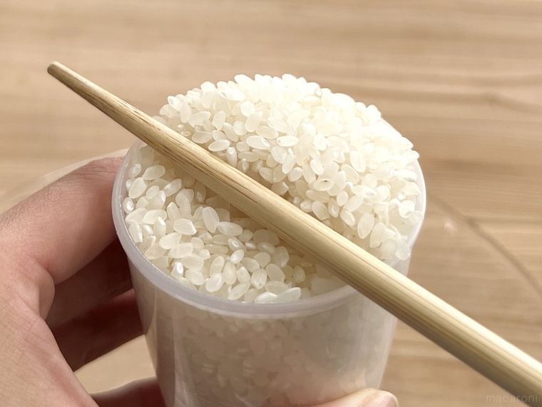 お米を計っている様子