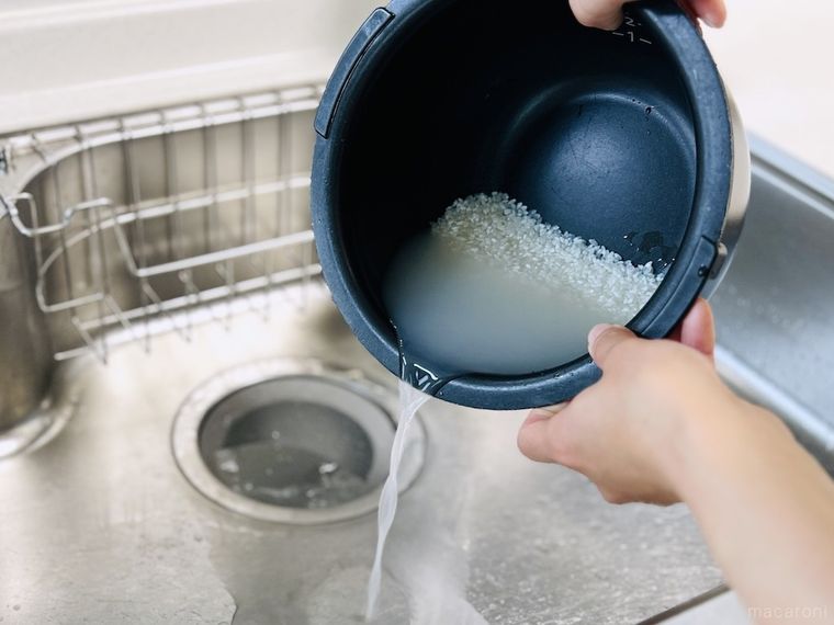 お米を研いだ水を捨てている様子