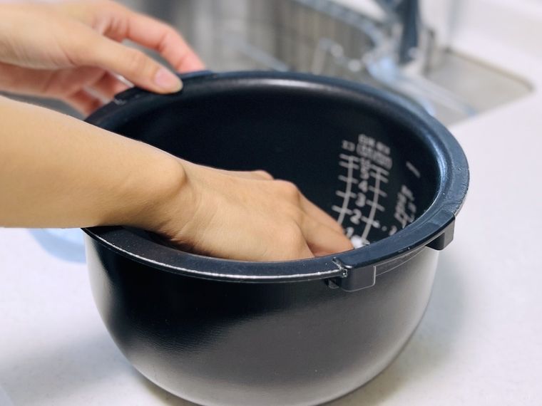 お米を研いでいる様子