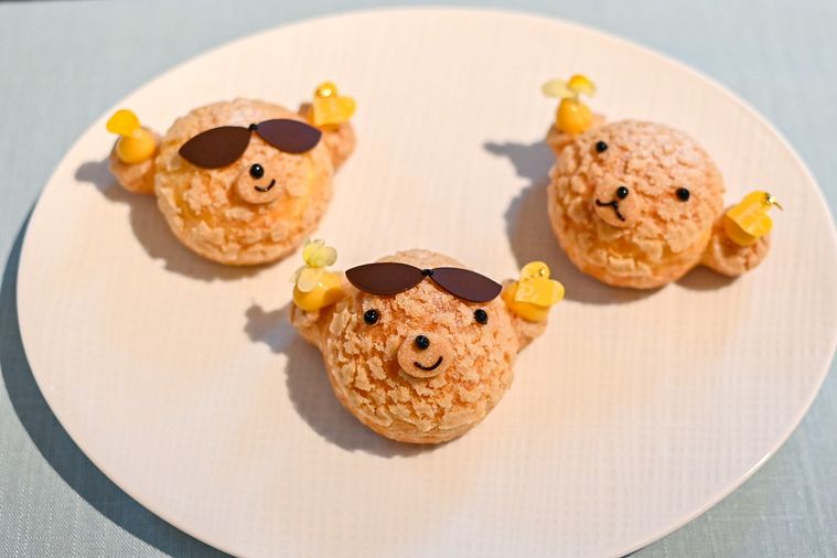 熊型のシュークリーム3つ