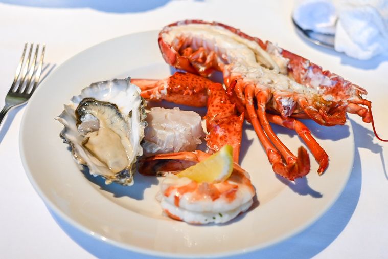 お皿にのったシーフード