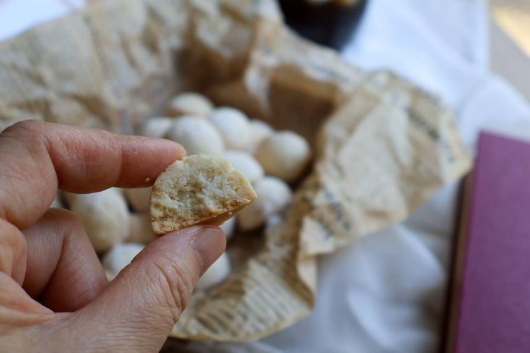 割れたクッキーを指でつまむ様子