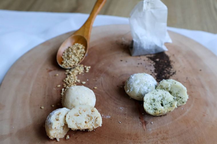 ごま、紅茶の入ったクッキー