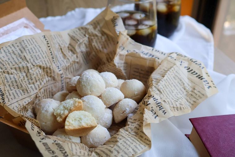 英字シートに包まれた白いクッキー