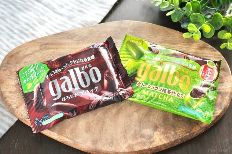 グリーンとストライプの布と木のカッティングボードにのったチョコレート菓子