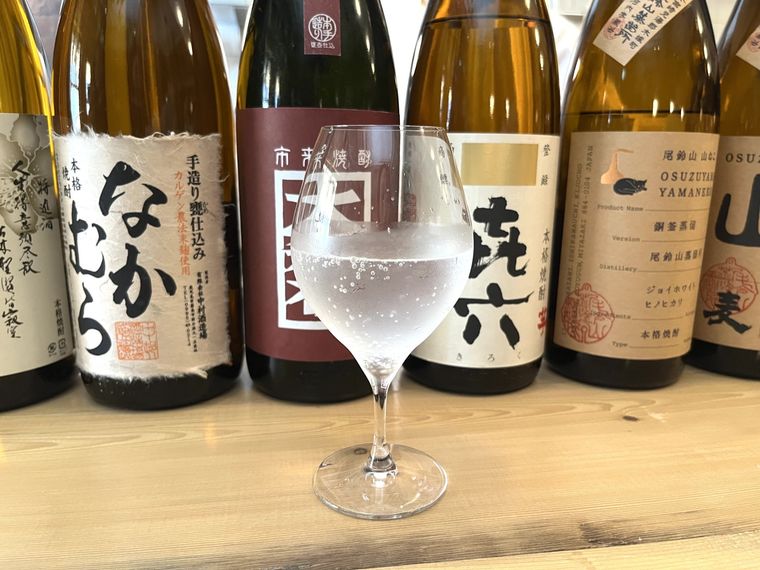 ワイングラスで提供される前割り焼酎