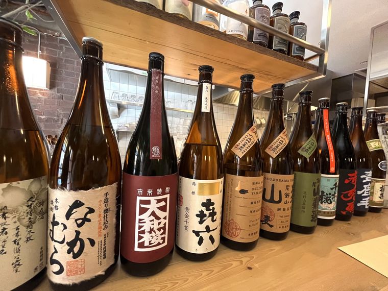 カウンターテーブルに焼酎瓶が並んでいる
