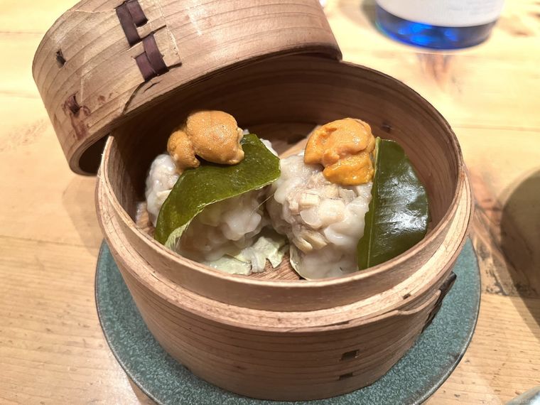 せいろに入れた雲丹のせ豚焼売