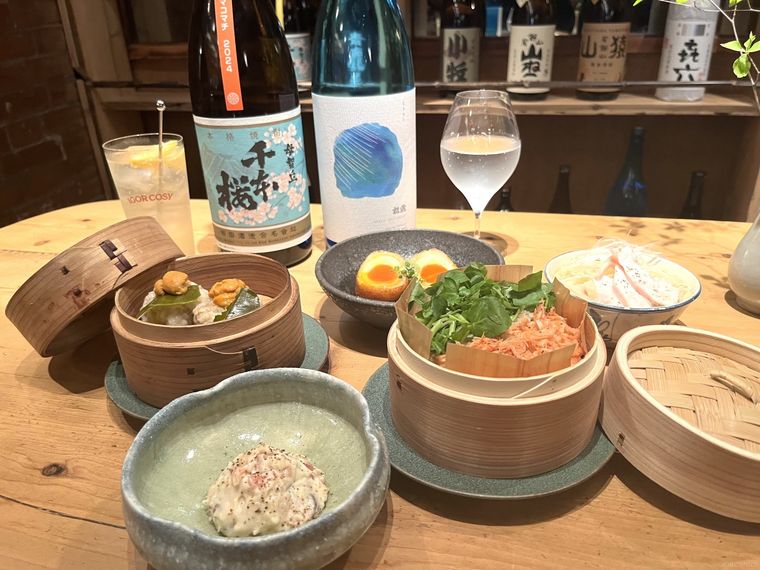 居酒屋 IGOR COSY 代々木上原の料理と焼酎がテーブルに並んでいる