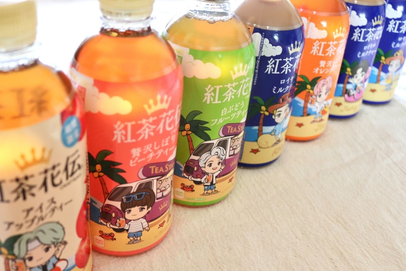 紅茶花伝×TinyTAN」の夏限定ボトル全49種が登場！7人のデザインを