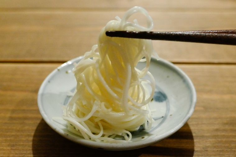 そのまま丸めて12時間置いたそうめんを箸で持ち上げる様子
