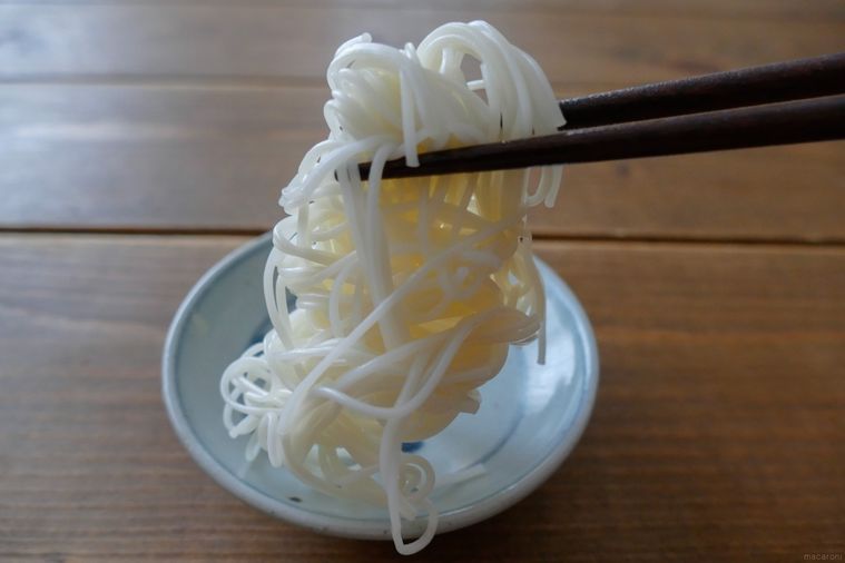 そのまま丸めて6時間置いたそうめんを箸で持ち上げる様子