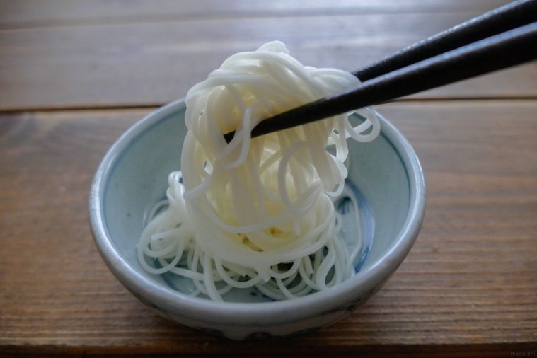 そのままひと口サイズに丸めたそうめんを箸で持ち上げる様子