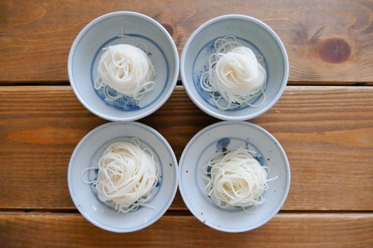 そうめんをひと口分ずつ盛り付けた小皿4枚