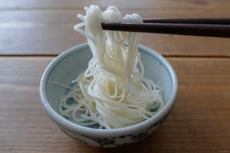 オリーブオイルを絡めて6時間置いたそうめんを箸で持ち上げる様子