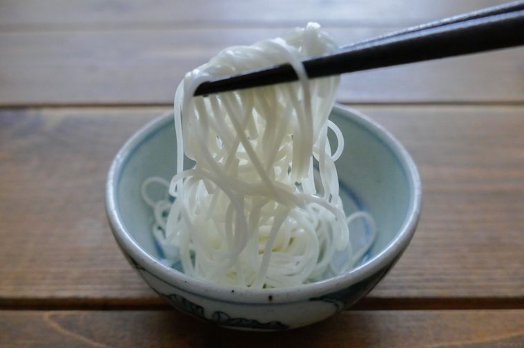 サラダ油を絡めたそうめんを箸で持ち上げる様子