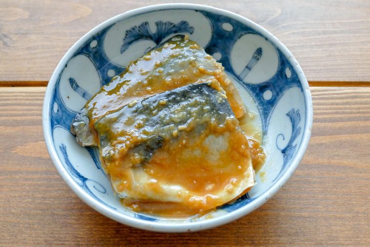 さばの味噌煮が盛られている青い器