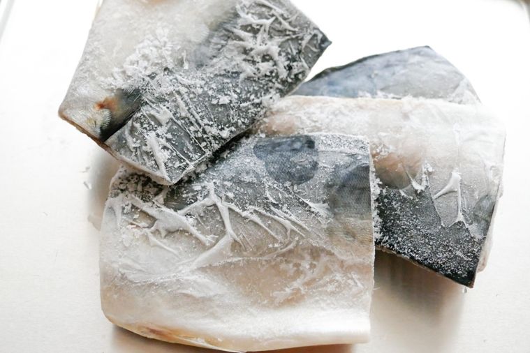 凍ったままの冷凍さばの切り身