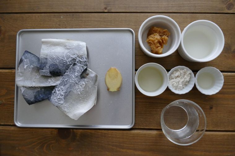 冷凍さばの味噌煮の材料が並ぶ木製テーブル