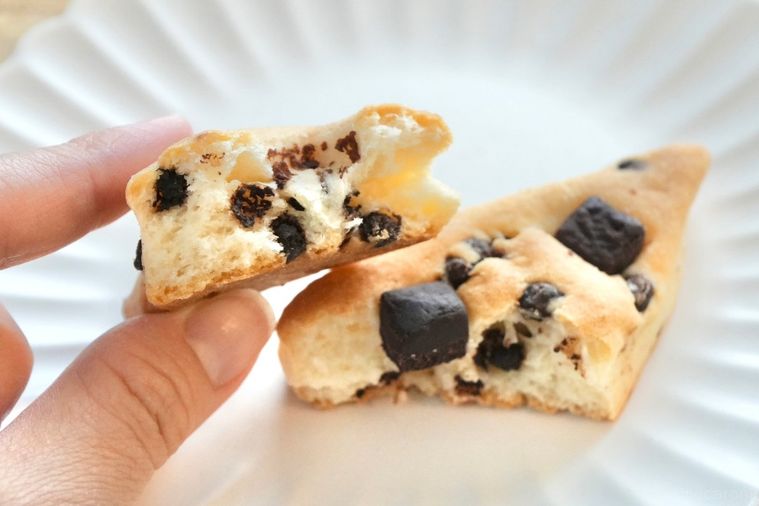 白い皿にのったチョコチャンクスコーンの断面と手に持つ様子