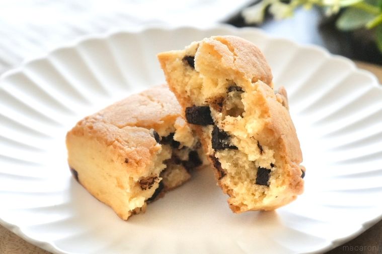 木のカッティングボードと白い皿にのったチョコチャンクスコーンの断面