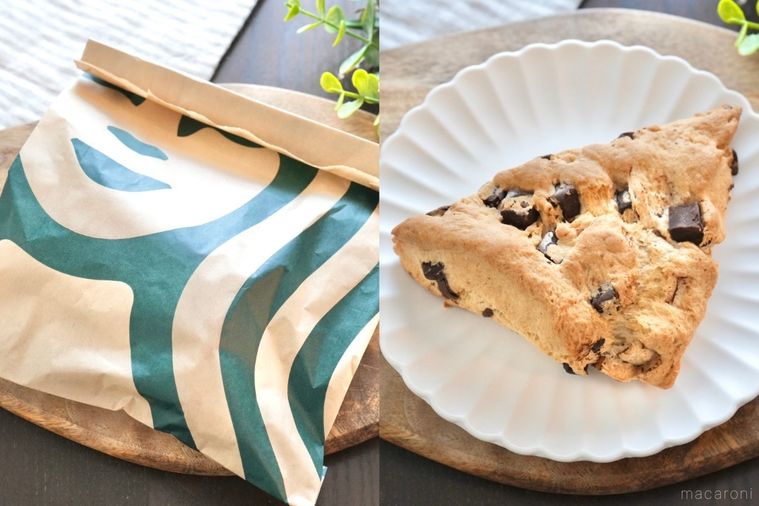 木のカッティングボードと白い皿にのったチョコチャンクスコーンとカフェの紙袋とストライプの布