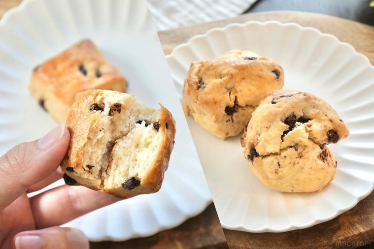 木のカッティングボードと白い皿にのったチョコチャンクスコーンと手に持つ様子とグレーのストライプの布