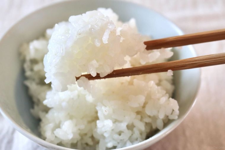 白米を箸でとっている