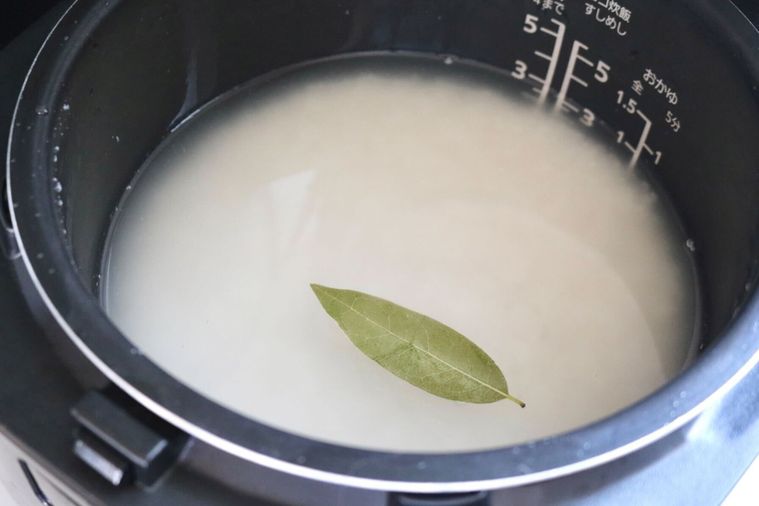炊飯前にローリエを入れている