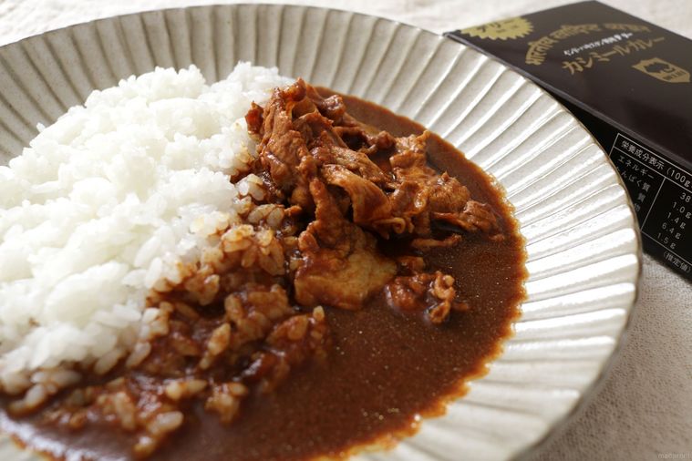 陶器に盛り付けたデリー カシミールカレー