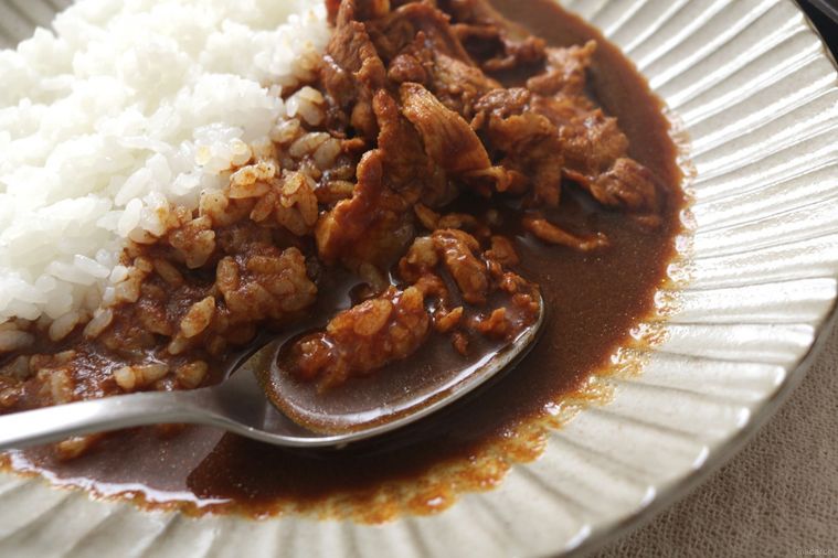 カレーをすくっている