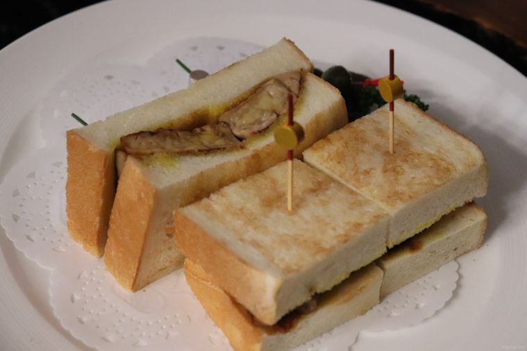 昭和100年記念メニューのフォアグラサンド