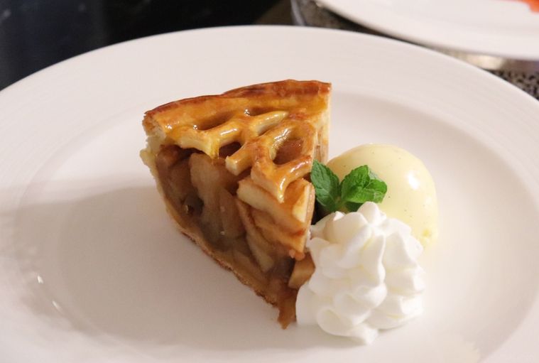 昭和100年記念メニューのアップルパイアラモード