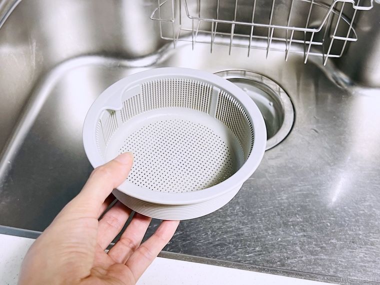 排水口のゴミ受けを手で持っている様子