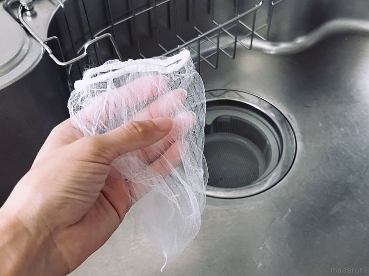 排水口ネットを手で持っている様子