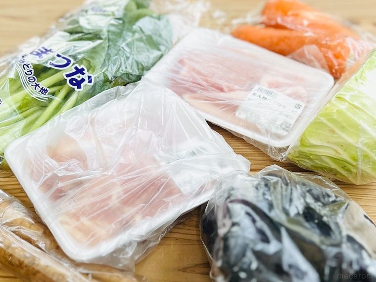 テーブルの上に肉や野菜が置かれている様子