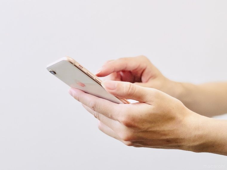 スマートフォンを操作している様子