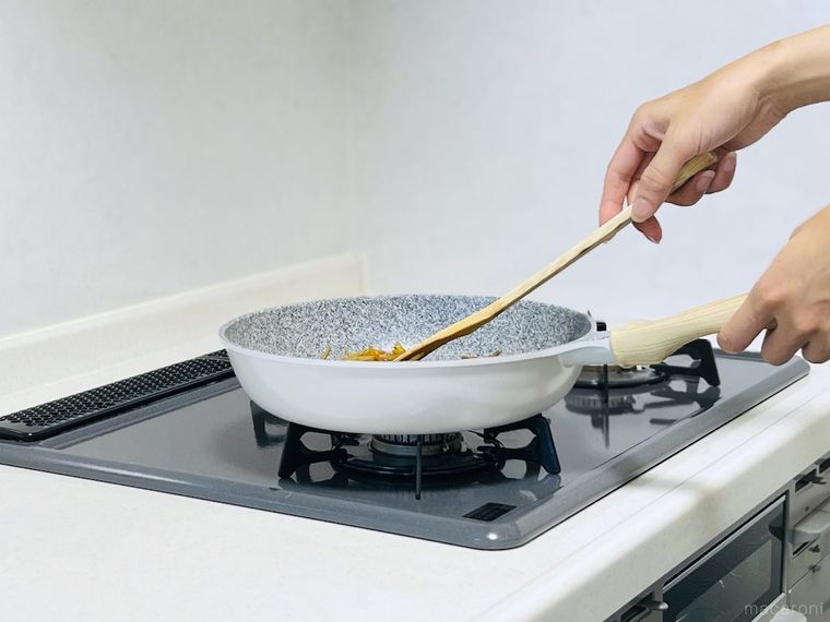 フライパンで料理を作っている様子