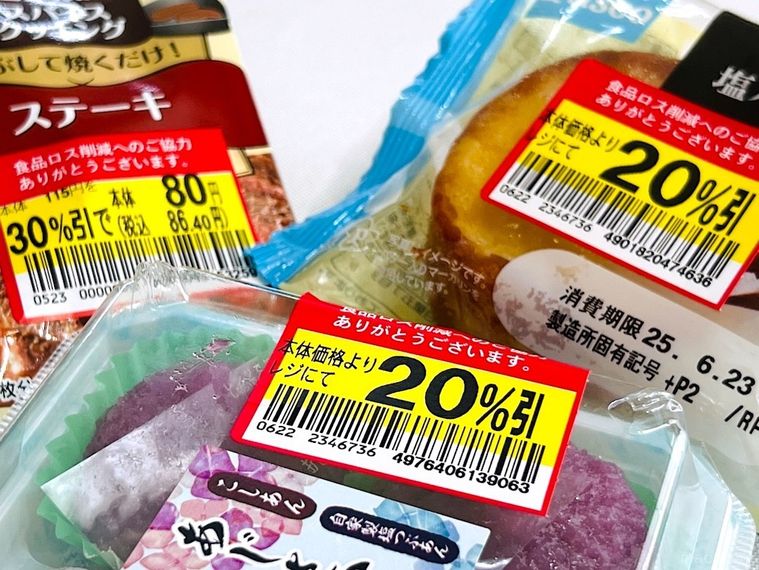 割引シールが付いた和菓子、パン、スパイス